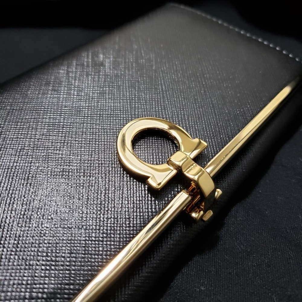 Auth Brand New Salvatore  Ferragamo wallet